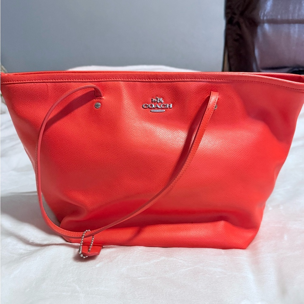 🥰AUTHENTIC COACH~SHINY LEATHER ZIP UP BAG